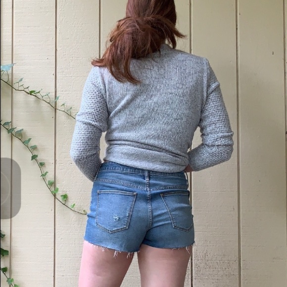 Universal Thread high waisted Jean shorts Sz 8/29 women’s medium wash raw hem - Picture 2 of 6